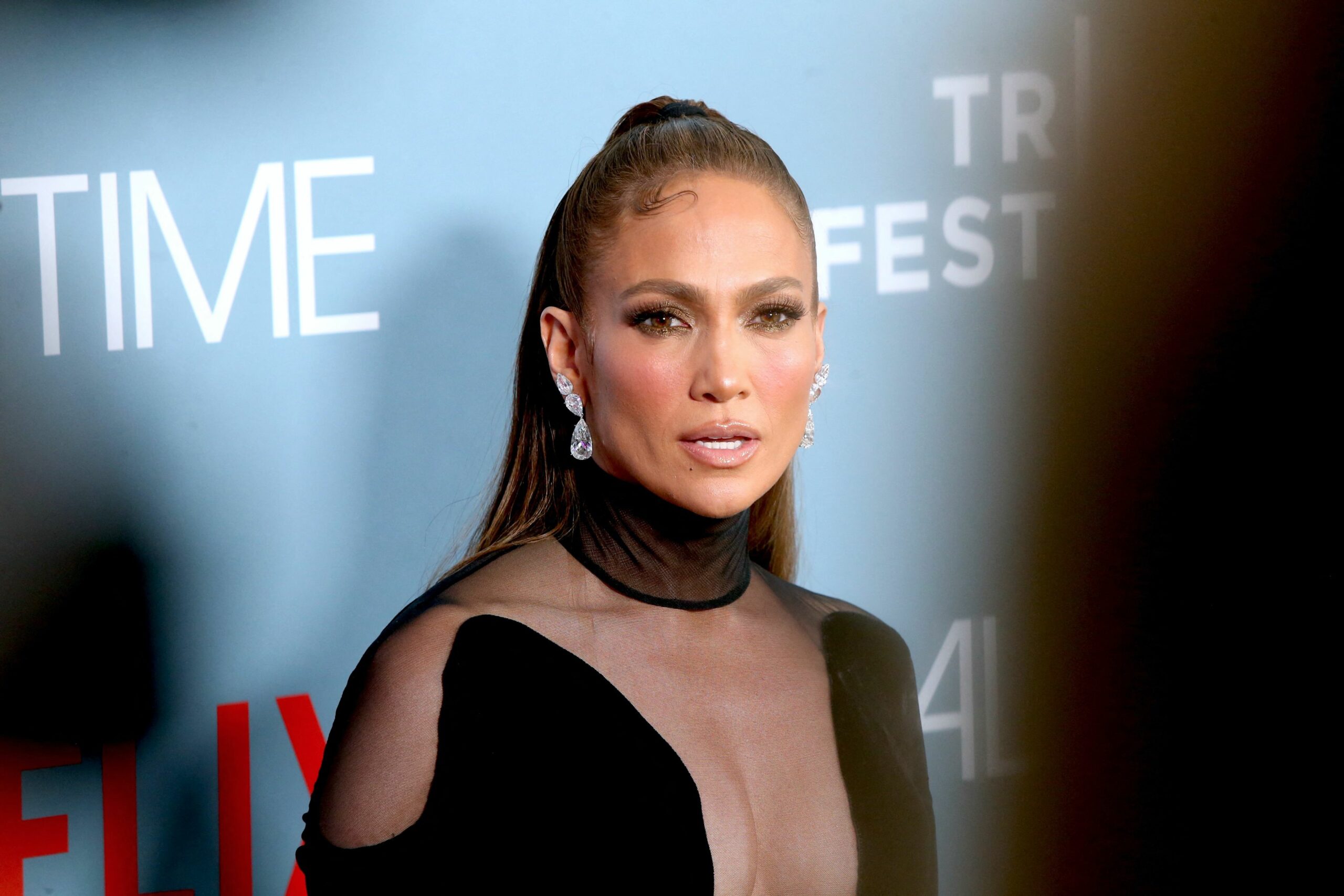 53 and still hot! Jennifer Lopez, fără haine în noua campanie pentru brand-ul „JLo Beauty”