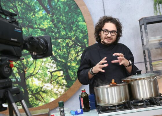 Sezon aniversar Chefi la cuțite, din toamnă, la Antena 1 Sorin Bontea, Florin Dumitrescu și Cătălin Scărlătescu sărbătoresc reuniunea de 10 ani cu cea mai savuroasă competiție culinară
