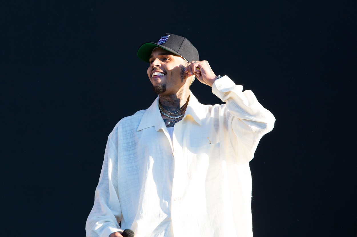 Chris Brown se apără. Ce spune artistul după ce a fost acuzat că se pozează indecent cu fanele lui