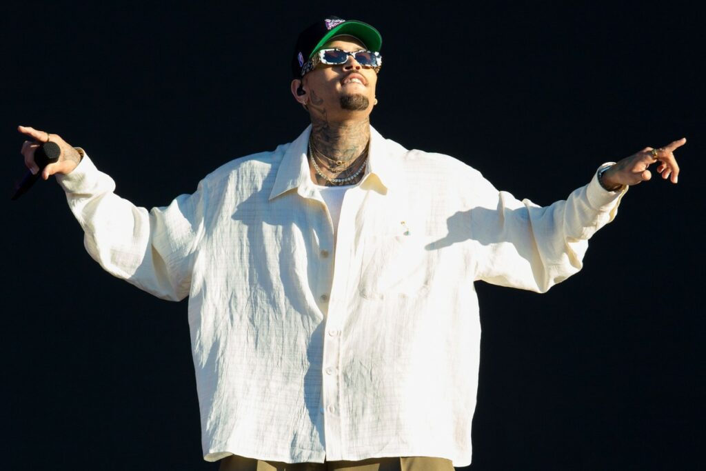 Chris Brown se apără. Ce spune artistul după ce a fost acuzat că se pozează indecent cu fanele lui
