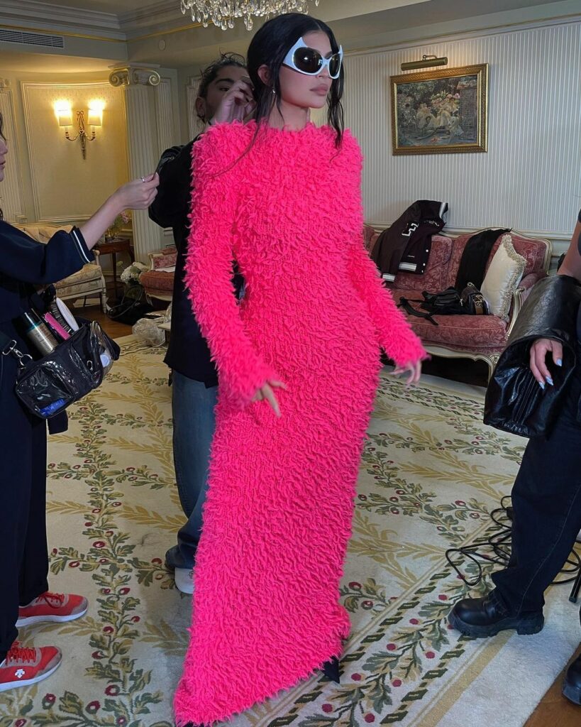 Kylie Jenner a făcut senzație la Paris Fashion Week. Astea-s toate ținutele purtate de miliardară
