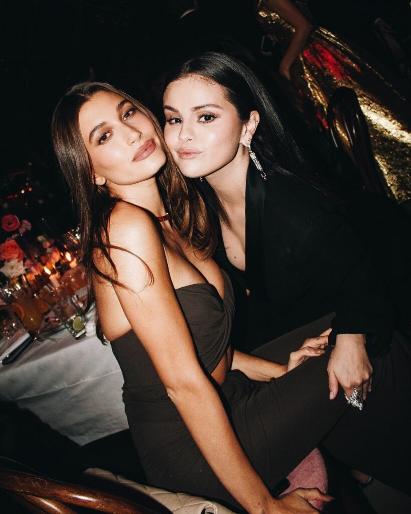 Au scris istorie. Hailey Bieber și Selena Gomez s-au fotografiat împreună la Academy Museum Gala