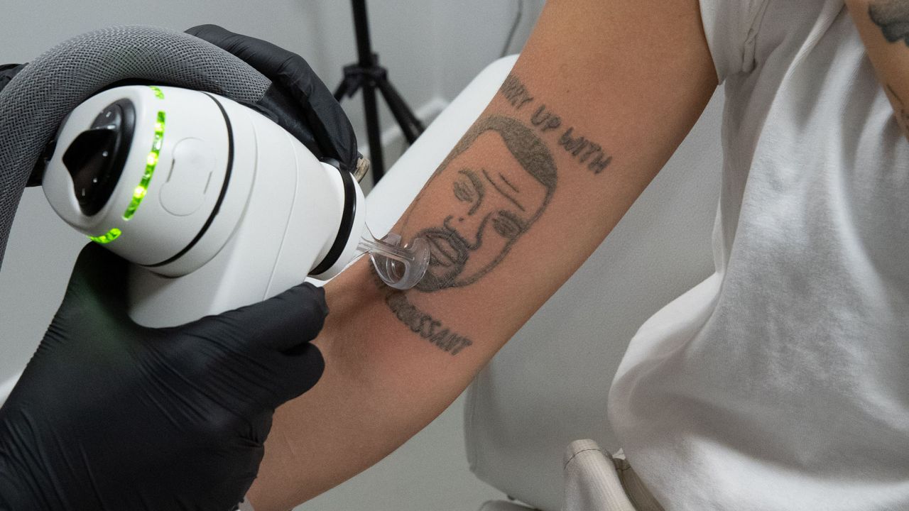 Un studio de tatuaj din Londra scoate gratis orice desen permanent cu Kanye West