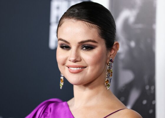 Rainbow is her middle name. Selena Gomez s-a afișat cu un look nou. Îi stă bine așa?!