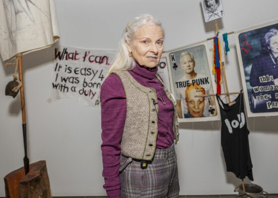 Celebra Vivienne Westwood s-a stins din viață. Iată cele mai iconice look-uri create de ea pentru starurile din afară