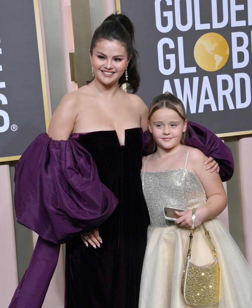 Selena Gomez a mers la Golden Globes cu surioara ei. Cât de mult seamănă Gracie cu artista