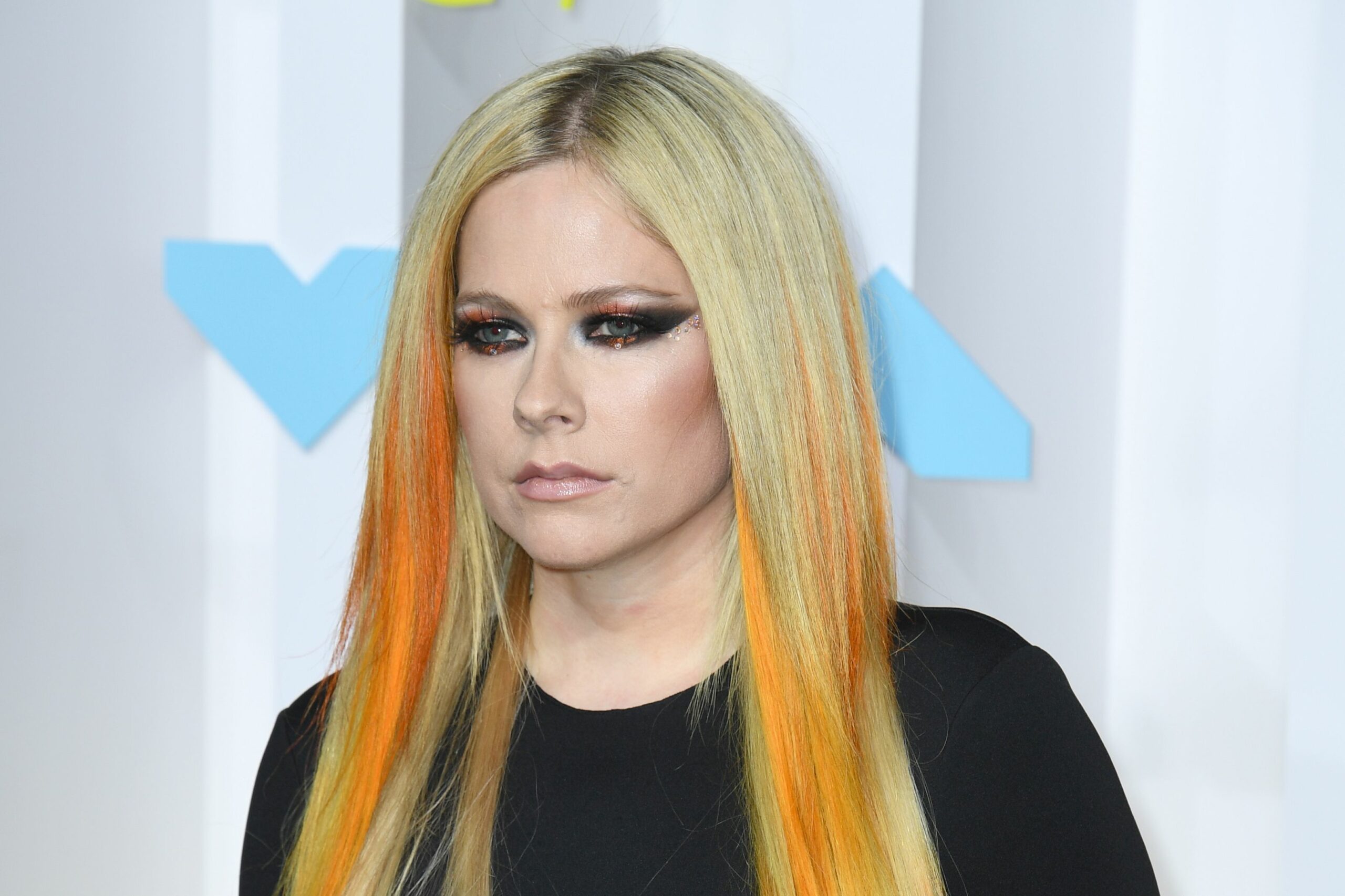 Avril Lavigne s-a despărțit de iubitul ei după un an de logodnă. În prezent, are o relație cu un rapper foarte cunoscut