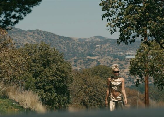 Toate teoriile din spatele rochiei aurii purtate de Miley Cyrus în videoclipul „Flowers”. Nimic nu a fost întâmplator!