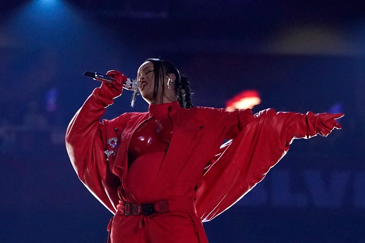 Rihanna a făcut playback la Super Bowl?! Gafele pe care le-au observat fanii la reprezentația divei din Barbados
