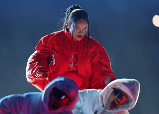 Rihanna face parte din Illuminati?! Gesturile care ar fi dat-o pe artistă de gol chiar la Super Bowl