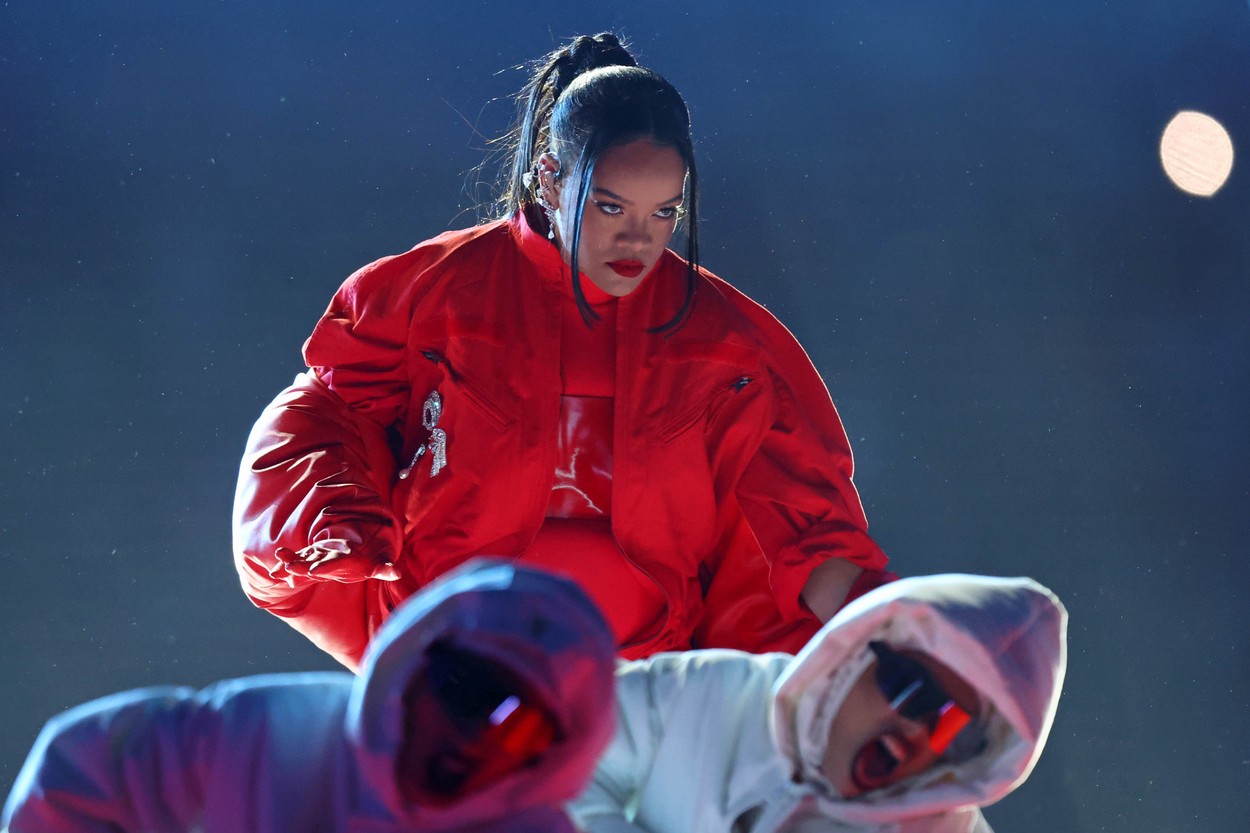 Rihanna face parte din Illuminati?! Gesturile care ar fi dat-o pe artistă de gol chiar la Super Bowl