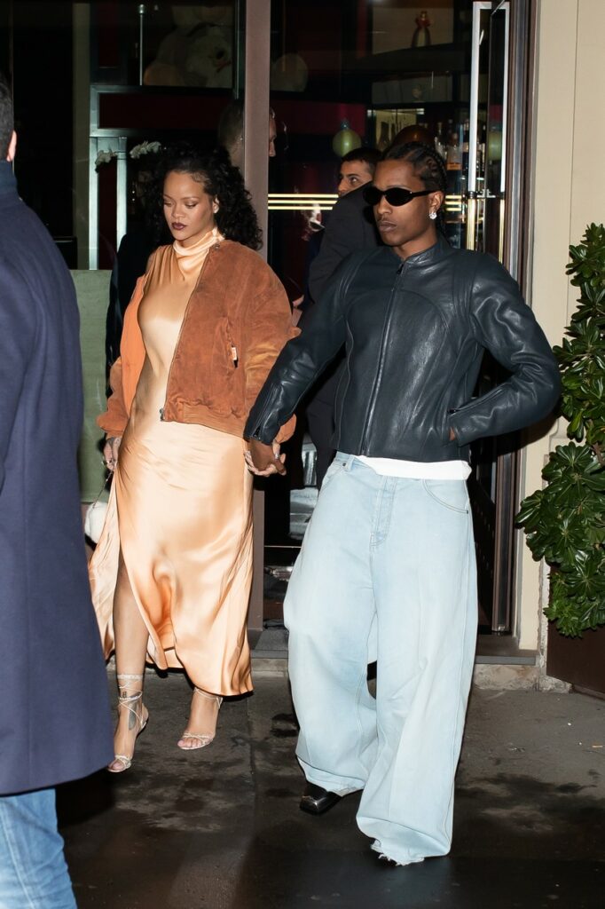 Stil de graviduță. Rihanna a întors toate privirile pe străzile din Italia cu ținuta ei