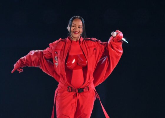 Rihanna, gest uimitor pentru bătrânelele care i-au reprodus momentul de la Super Bowl