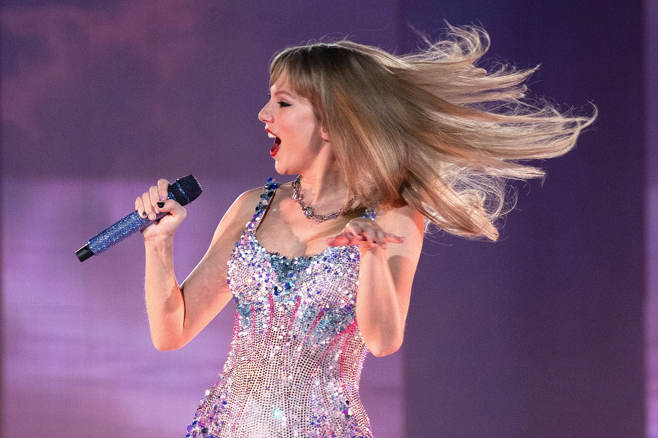 Un tătic de la concertul lui Taylor Swift a devenit viral. Ce făcea în timp ce artista cânta pe scenă