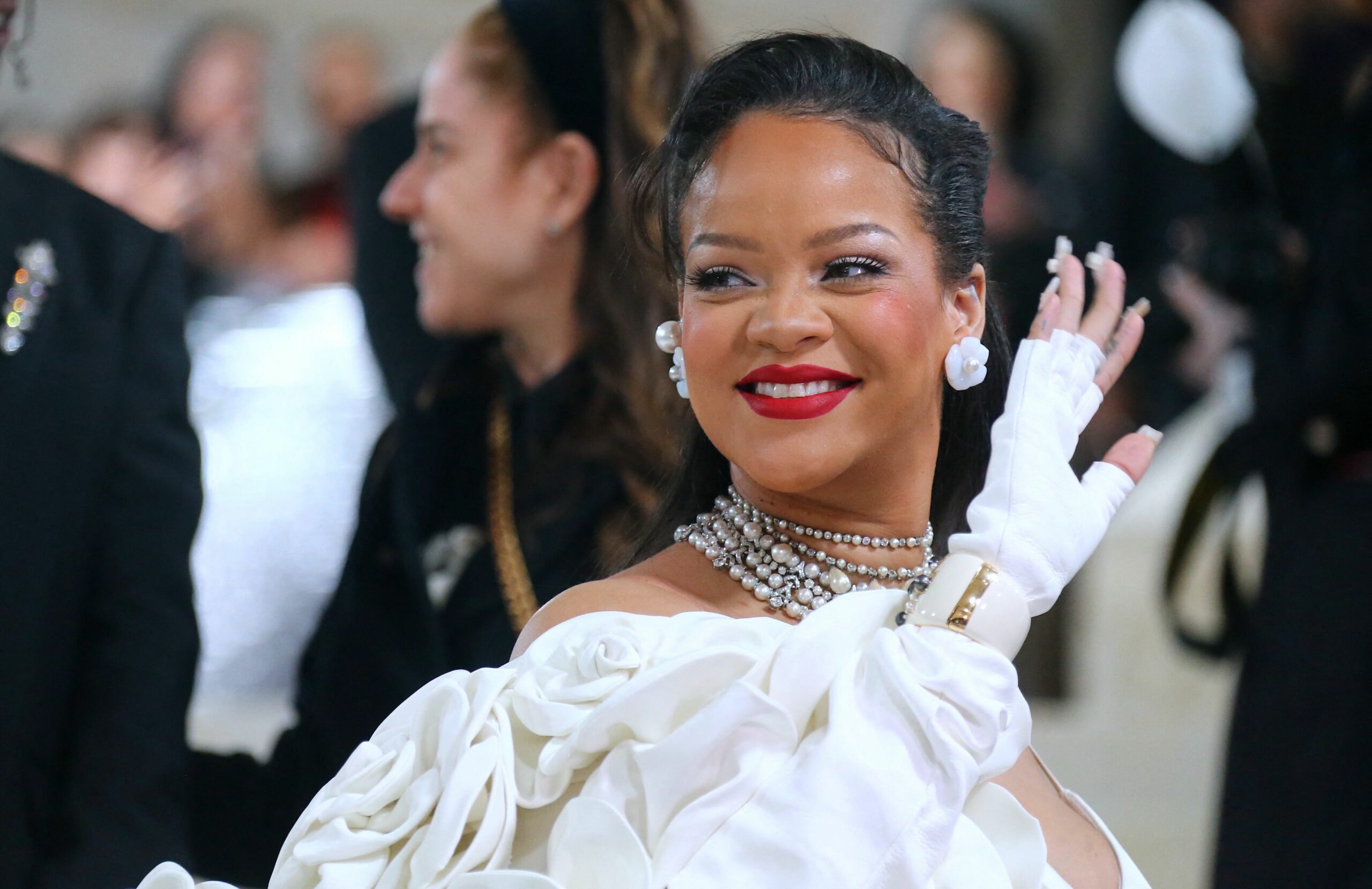 Rihanna, prima ședință foto cu burtica de gravidă. Imaginile au adunat aproape 10 milioane de like-uri