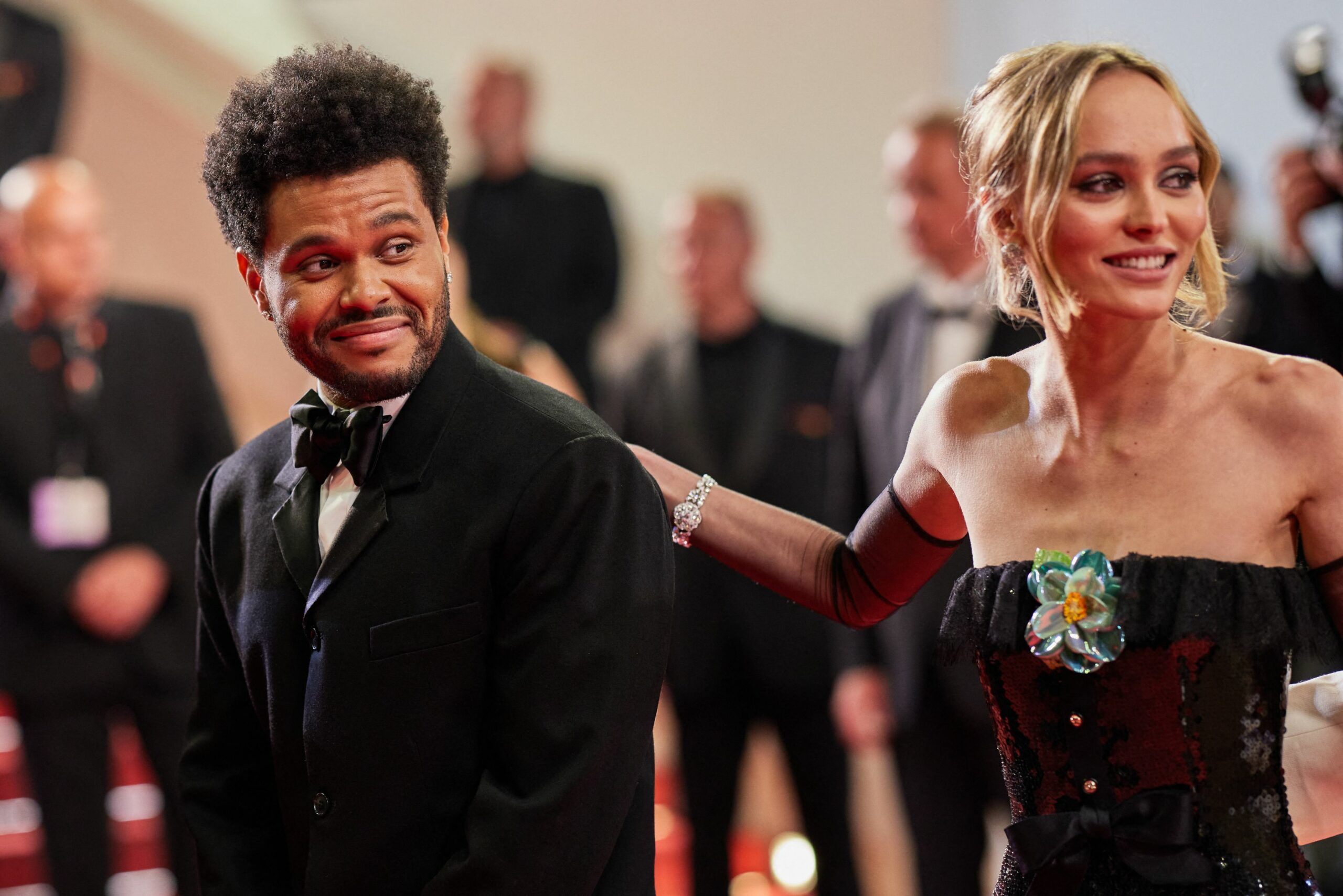 The Weeknd și Lily Rose Depp, pe covorul roșu de la Cannes. Cei doi au radiat de fericire