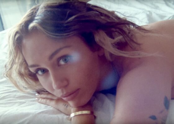 Miley Cyrus, declarații despre mama și bunica ei. Artista este pe coperta celui mai nou număr Vogue