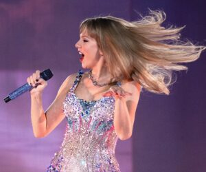 Taylor Swift a înghțit o insectă în timpul concertului. „Sper că nu a văzut nimeni asta”