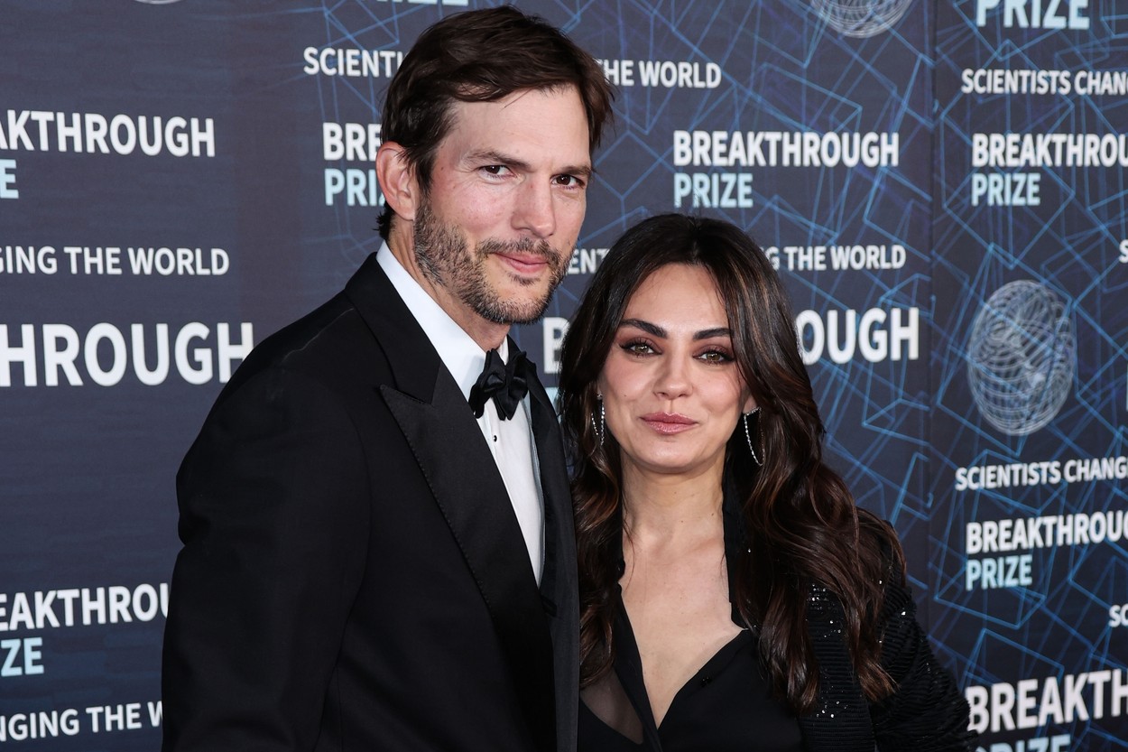 Mila Kunis și Ashton Kutcher sunt unii dintre acei actori care s-au căsătorit după ce s-au întâlnit pe platourile de filmare. Ei sunt prezenți la un eveniment monden. Amândoi sunt îmbrăcați elegant, în negru. El are un costum negru, cămașă albă și papion, iar ea o rochie neagră cu un decolteu generos.