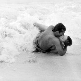 Cele mai incitante scene senzuale din toate timpurile au fost în filmul Emmanuelle. Actorii se sărută pe plajă și sunt acoperiți numai de valuri.