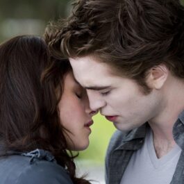 Twilight este unul dintre cele 10 filme de dragoste în care sunt relații nepotrivite. Eduard vampirul se îndrăgostește de Bella care este om. Cei doi se sărută și își imaginează viața împreună. El are un tricou gri și o cămașă în carouri. Ea poartă o geacă de blugi.
