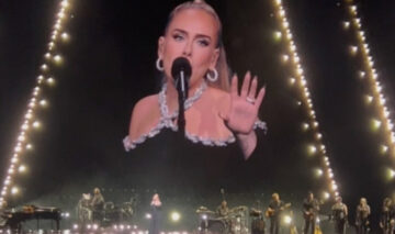 Anunțul făcut de Adele i-a înduioșat pe cei prezenți. Totul s-a întâmplat în timpul concertului din Las Vegas. A purtat o rochie neagră lungă, elegantă și accesorii din diamante strălucitoare.