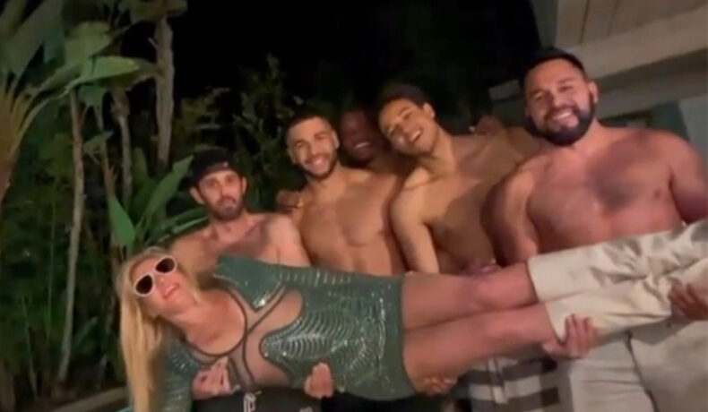 Britney Spears a dat petrecere după divorț și a fost filmată în timp ce este purtată pe brațe de patru bărbați. Ea poartă o rochie verde, decupată și cizme albe