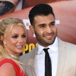 Britney Spears plătește chiria apartamentului în care s-a mutat Sam Asghari. Pe vremea când erau împreună participau la evenimente. Aici ea poartă o rochie roșie și el un costum bej