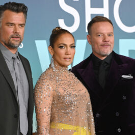 Jennifer Lopez este pe covorul roșu la premiera Shotgun Wedding, unul dintre filmele romantice care apar în 2023. Poartă o rochie aurie, transparentă și este alături de partenerii ei din film.