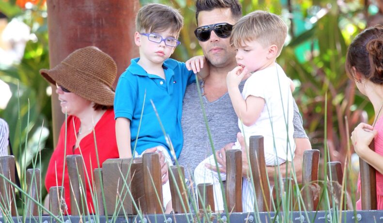 Gemenii lui Ricky Martin au avut o apariție surpriză pe scenă, alături de tatăl lor. Cum arată băieții care au împlinit 14 ani