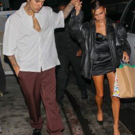 Hailey și Justin Bieber au ieșit în club. Ea poartă o rochie sexy, neagră și pantofi cu toc. El poartă pantaloni largi și o cămașă albă