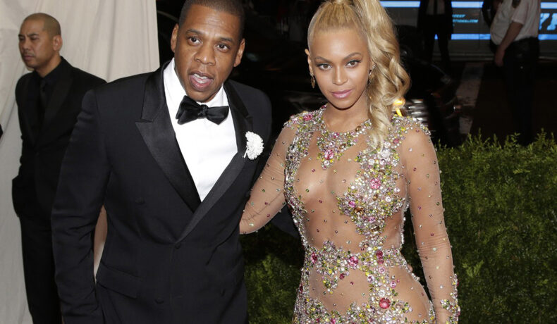 Beyonce și Jay-Z sunt pe lista cu insulele private ale vedetelor. Ei sunt prezenți la o gală. El poartă un costum negru, cu cămașă albă și papion. Ea are o rochie nude transparentă pe care sunt cusute ștrasuri strălucitoare.