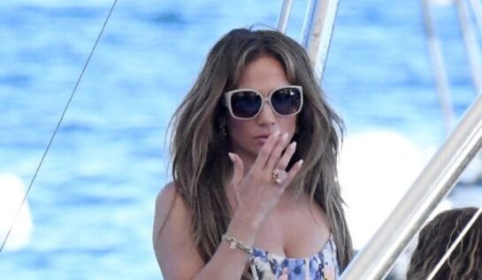 Jennifer Lopez a strălucit în vacanța din Capri. Diva a purtat o rochie argintie care i-a scos în evidență trupul perfect