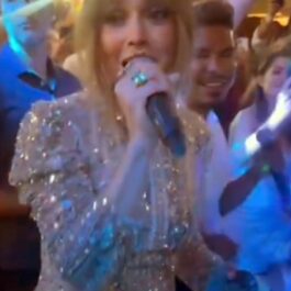 Jennifer Lopez a strălucit în vacanța. Ea a cântat câteva piese într-un club și toți cei prezenți au fost surprinși. Aici poartă o rochie argintie și cântă la microfon.