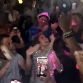 Jennifer Lopez a strălucit la un club din Italia. Ea a cântat și toți cei prezenți în club i-au făcut poze și au cântat împreună cu ea.