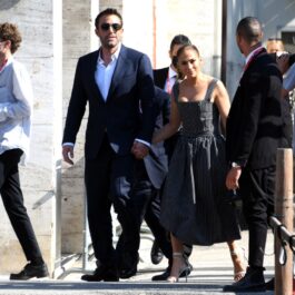 Jennifer Lopez în spatele lui Ben Affleck atunci când se țin de mână