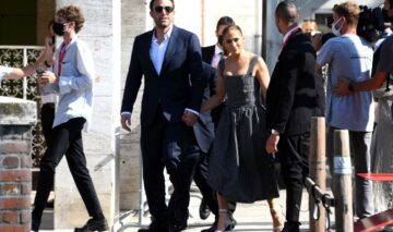 Jennifer Lopez în spatele lui Ben Affleck atunci când se țin de mână