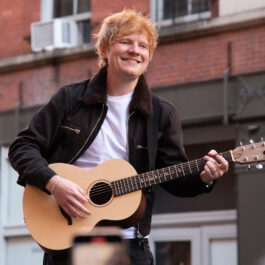 Melodii ale lui Ed Sheeran pe care să le pui la nunta ta. Aici el cântă la chitară și zâmbește către public