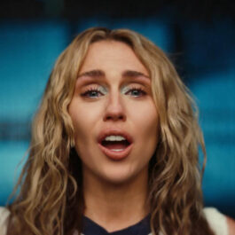 Miley Cyrus și-a îmbunătățit vizibil zâmbetul. În clipul noii piese vedeta apare cu un top roșu și un maieu cu Mickey Mouse. Are părul desfăcut și este machiată cu nuanțe de maro și verde