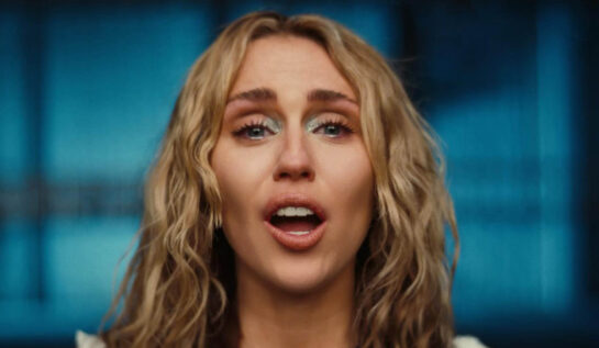Miley Cyrus și-a îmbunătățit vizibil zâmbetul. Fanii au surprins transformările prin care a trecut artista în videoclipul piesei “Used To Be Young”