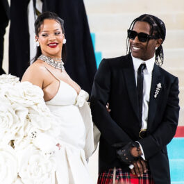 Rihanna a născut al doilea copil cu A$AP Rocky. Cei doi sunt prezenți pe covorul roșu. Ea poartă o rochie mare, albă, iar el un costum negru asortat cu o cămașă albă