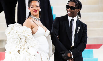 Rihanna a născut al doilea copil cu A$AP Rocky. Cei doi sunt prezenți pe covorul roșu. Ea poartă o rochie mare, albă, iar el un costum negru asortat cu o cămașă albă