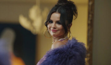 Selena Gomez a fost operată după ce și-a rupt mâna. La scurt timp filma pentru videoclipul piesei "Single Soon". Cu o blană mov și un coc stilat, în vârful capului
