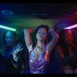 Selena Gomez a lansat melodia "Single Soon". Apare distrându-se cu prietenii într-un club. Poartă un maieu mov, mulat pe corp.