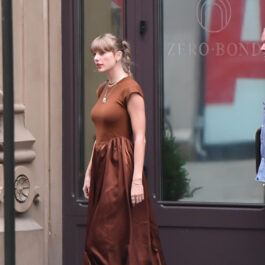 Taylor Swift a ieșit la cină cu Ed Sheeran și a purtat o rochie arămie, lungă, din satin care i-a scos în evidență corpul. În picioare a purtat o pereche de bocanci cu platformă și a optat pentru părul împletit într-o coadă