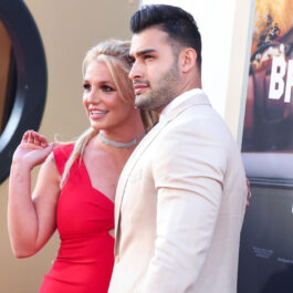 Britney Spears divorțează deși părea că se înțelege cu soțul ei. Aici sunt împreună pe covorul roșu. Ea poartă o rochie rosșie iar el un costum alb. Cei doi sunt asortați si par fericiți.
