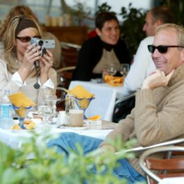 Kevin Costner și Christine Baumgartner stau la o masă și se simt bine. Asta înainte de a se afla pe lista cu celebrități care s-au despărțit în 2023.