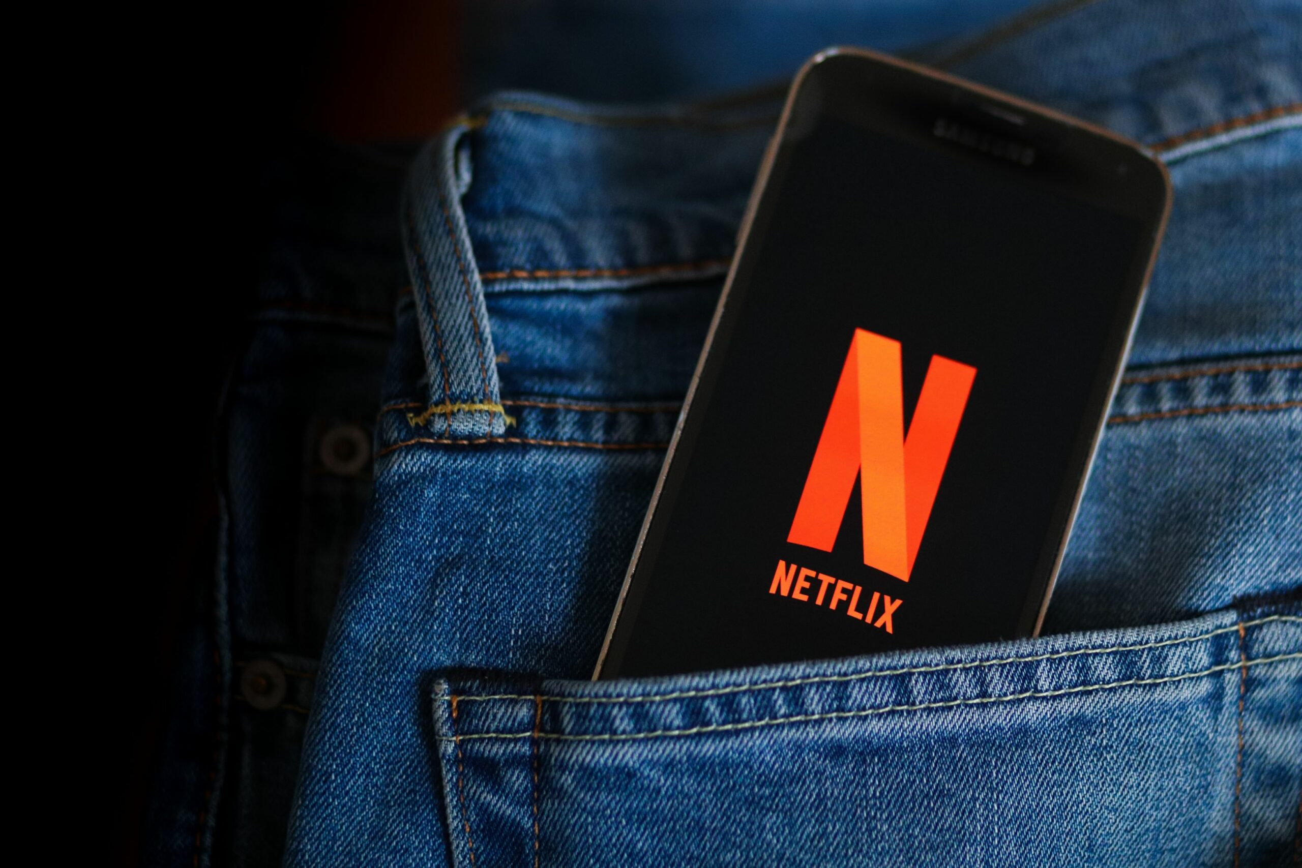 Ce filme și seriale te așteaptă în luna august pe Netflix