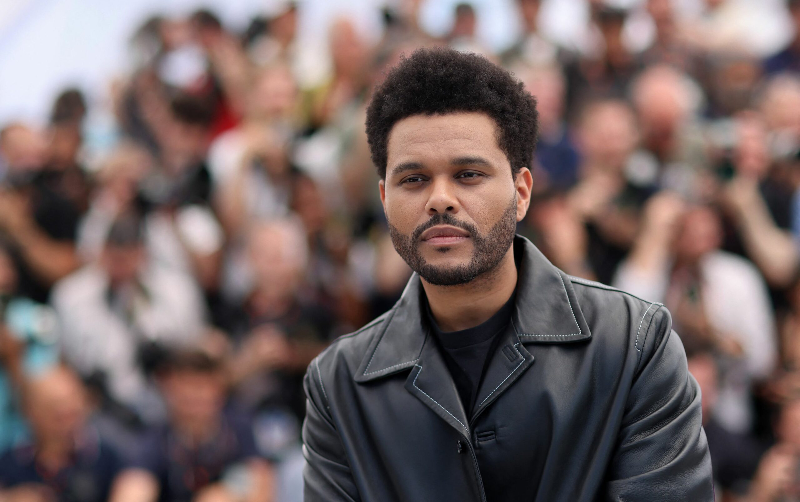 Sosia lui The Weeknd face ravagii în online. I-ai dat follow?