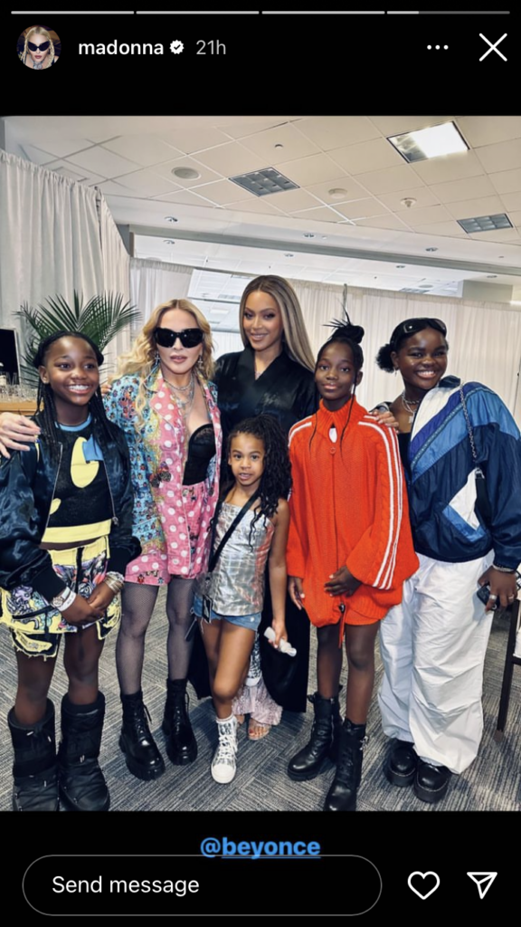 Cum arată geamăna lui Beyonce, Rumi. Madonna și artista s-au pozat în backstage cu fiicele lor